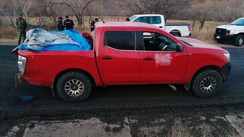 HUETAMO (MÉXICO), 23/05/2020.- Fotografía de una camioneta donde fueron encontrados doce cadáveres, este sábado, en Huetamo, estado de Michoacán (México). Narcotraficantes abandonaron los cuerpos de 12 hombres en una camioneta tras asesinarlos a balazos en el límite de los estados de Michoacán y Guerrero, en el occidente de México, revelaron autoridades este sábado.