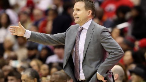 Scott Brooks lucirá con una nueva apariencia tras perder su cabellera.