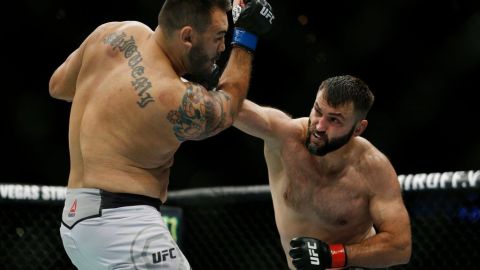 Andrei Arlovski golpeando a Augusto Sakai.