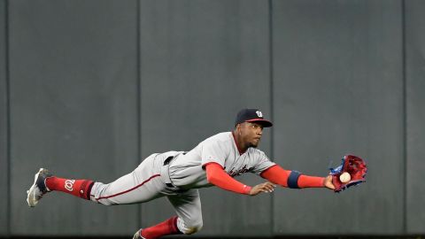 Víctor Robles combina velocidad y buen manejo del guante.