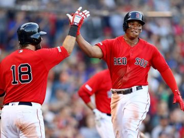Rafael Devers y Mitch Moreland festejando una carrera con los Boston Red Sox.