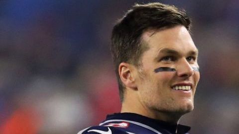 Tom Brady con su casco de los New England Patriots.