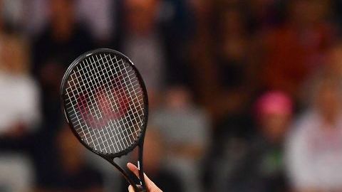 Roger Federer durante un partido de exhibición contra Rafael Nadal.