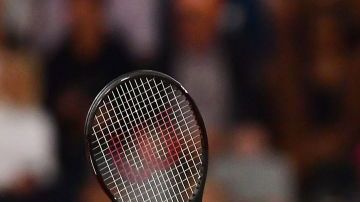 Roger Federer durante un partido de exhibición contra Rafael Nadal.