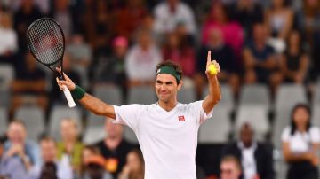 Roger Federer durante un partido de exhibición contra Rafael Nadal.