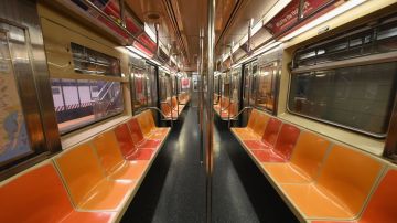 Vagón del metro de Nueva York desocupado por el COVID-19.
