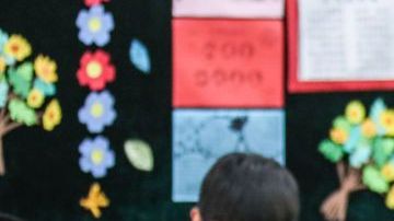 Llaman la atención la forma en cómo han buscado que los alumnos guarden distancia entre ellos.