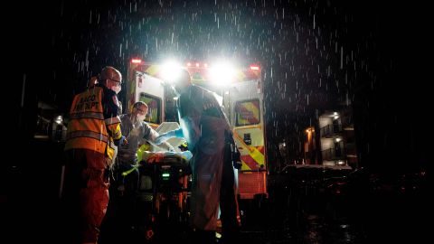 Personal de emergencia también han estado al frente de esta batalla.