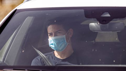 James Rodríguez y varios de sus compañeros arribaron al centro de entrenamiento con cubrebocas.