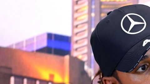 Lewis Hamilton en una conferencia de prensa en marzo del 2020.