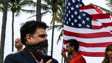 Manifestantes protestando ante las medidas tomadas por el coronavirus.