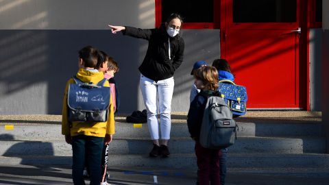 Los niños regresan a la escuela en París, el 4 de mayo de 2020.