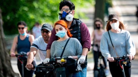 Decenas de personas salen a los parques.