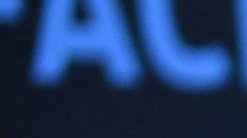 Trump muestra la mascarilla que usa en privado.