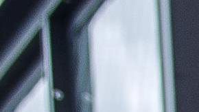 Un hombre reza en el sitio donde murió George Floyd.