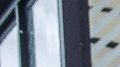 Un hombre reza en el sitio donde murió George Floyd.