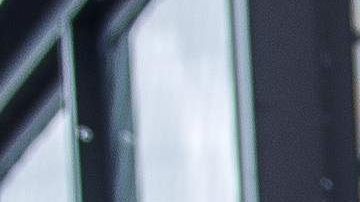 Un hombre reza en el sitio donde murió George Floyd.