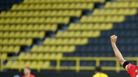 Thomas Müller celebrando el gol de Joshua Kimmich.