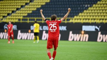 Thomas Müller celebrando el gol de Joshua Kimmich.