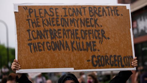 Manifestantes exigen justicia para George Floyd.