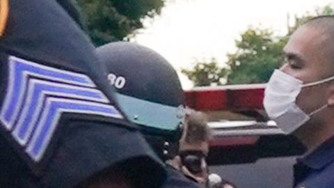 Agentes de NYPD arrestan a una manifestante en Brooklyn el 30 de de mayo de 2020.