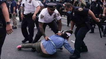 Agentes de NYPD arrestan a una manifestante en Brooklyn el 30 de de mayo de 2020.
