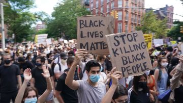 Manifestantes marchan en protesta por la muerte de George Floyd, el 30 de mayo de 2020 en Nueva York.