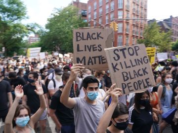 Manifestantes marchan en protesta por la muerte de George Floyd, el 30 de mayo de 2020 en Nueva York.