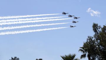 El Escuadrón de Demostración Aérea Thunderbirds realiza un paso elevado en honor a los trabajadores de la salud el 11 de abril de 2020 en Las Vegas, Nevada.