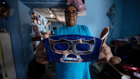 Lucha libre Hijo del Soberano Luchadores mascarillas cubrebocas coronavirus covid-19 Torreón Puebla México confección El Santo Blue Demond