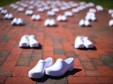 National Nurses United colocó 88 pares de zapatos que representan a las enfermeras que murieron a causa de COVID-19 frente a la Casa Blanca el 7 de mayo de 2020.