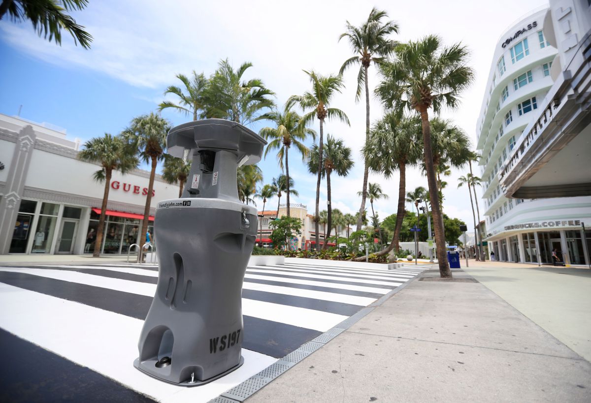 La emblemática avenida de Lincoln Road, en Miami Beach (Florida), completamente vacía.