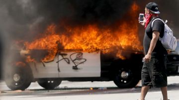 Un auto de LAPD  incendiado durante las manifestaciones tras la muerte de George Floyd en Los Ángeles.