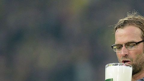Jürgen Klopp tomando cerveza después de un partido dirigiendo al Borussia Dortmund.
