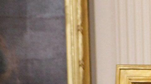 El presidente Obama no tuvo problema en desvelar los retratos de George W. Bush y su esposa.