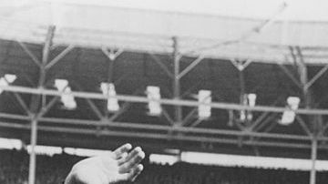 Bobby Moore levantando el trofeo Jules Rimet cuando Inglaterra ganó el mundial en 1966.