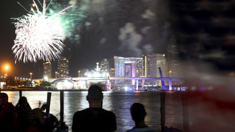 Imagen de archivo de fuegos artificiales en la Bahía de Biscayne en la ciudad de Miami.