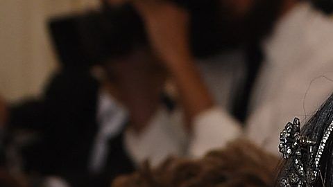 Vera Wang y junto a ella la joven cantante y actriz Selena Gómez.