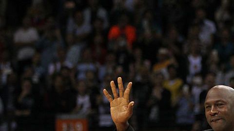 Michael Jordan y Patrick Ewing, años después de su retiro.