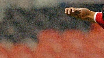 José Cardozo driblando al portero Nicolás Navarro.