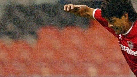 José Cardozo driblando al portero Nicolás Navarro.