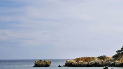 El hombre quería relajarse un rato de estar en casa.