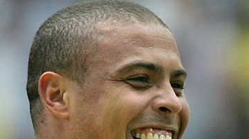 Ronaldo y Roberto Carlos celebrando un gol con Brasil.