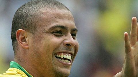 Ronaldo y Roberto Carlos celebrando un gol con Brasil.