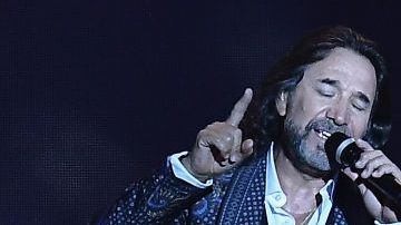 Marco Antonio Solis ofreciendo un concierto en Miami.