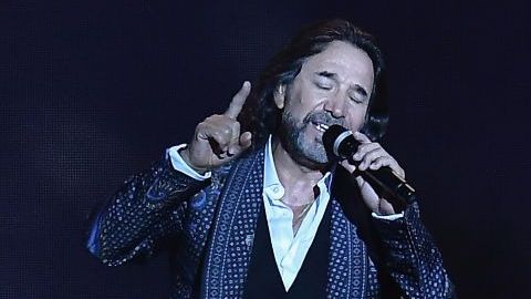 Marco Antonio Solis ofreciendo un concierto en Miami.