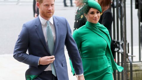 Príncipe Harry y Meghan Markle disfrutan pasear con sus perros aún en la cuarentena.