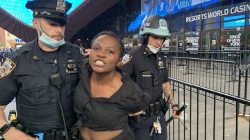 Una manifestante es arrestada por la policía en la entrada principal del Barclays Center.