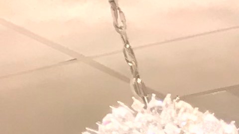 Juan Carlos Barbosa comenzó a hacer arreglos para que su salón sea seguro.