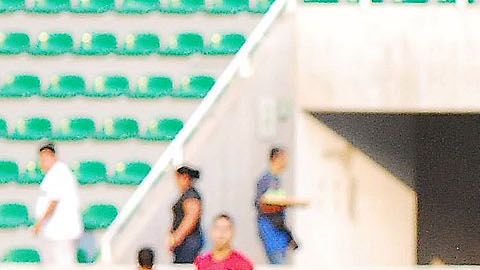 César Bernal conduciendo el balón en un partido entre Atlético Zacatepec y Tampico Madero.